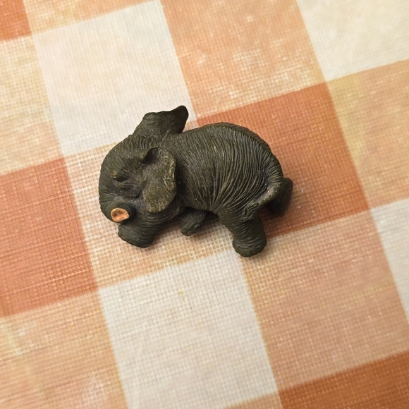Tiny Elephant Figure - Picture 1 of 6